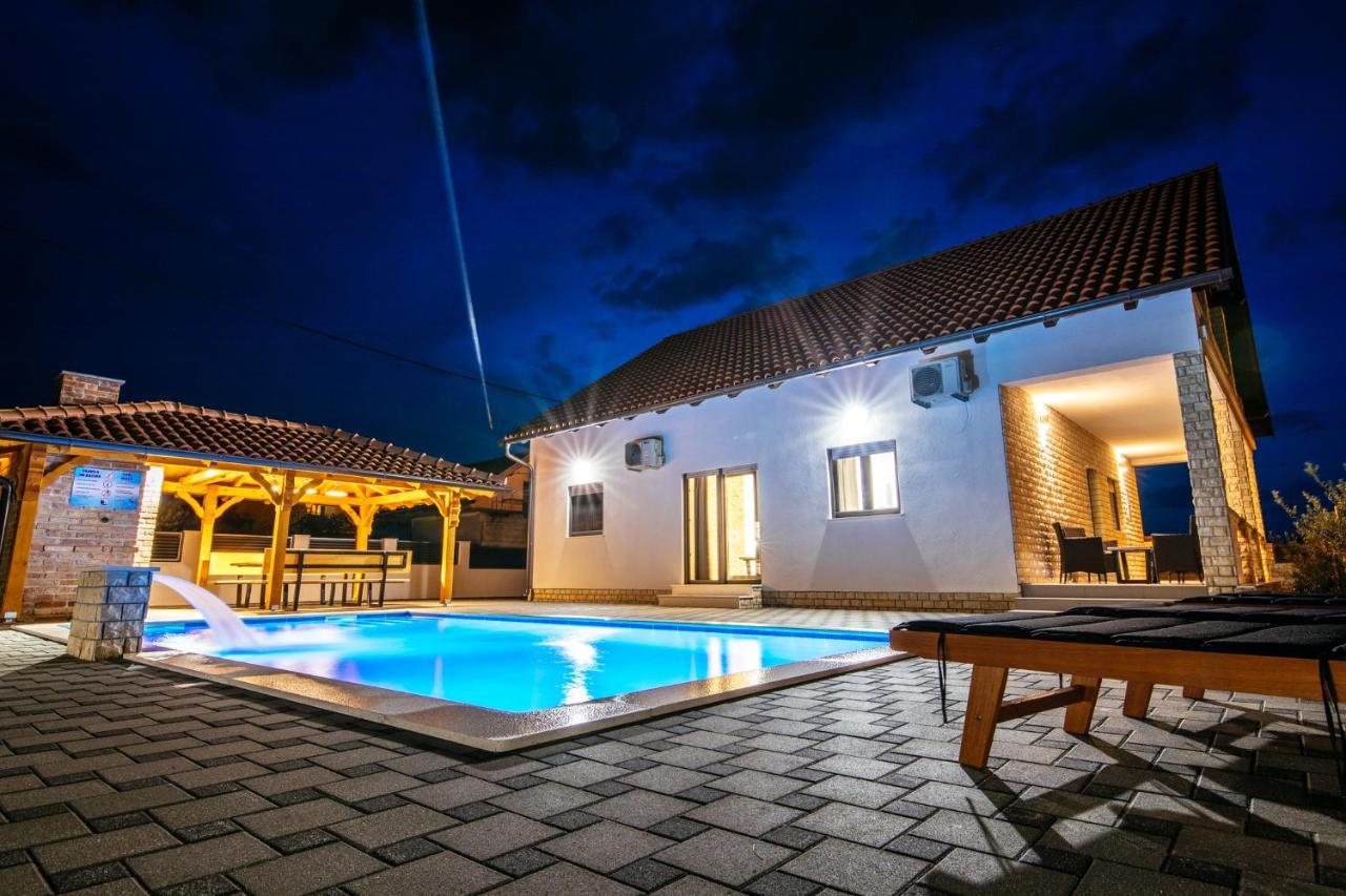 Family House Moja Jube Villa Oklaj Exterior photo